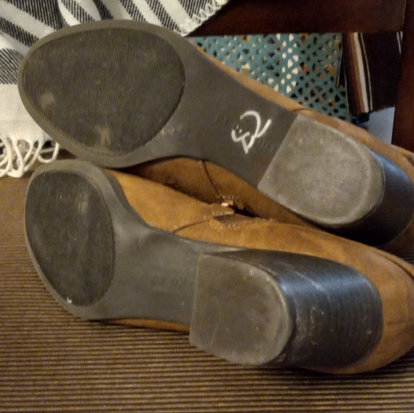 INDIGO RD. Faux Suede Tan Booties with Stacked Heels. Bow Tie Side. Sz 10 - Picture 3 of 7